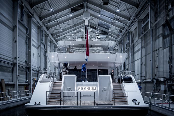 Stern view: Instead of a large beach club, the 55-metre yacht has an aft deck pool with a counter-current system. | e.