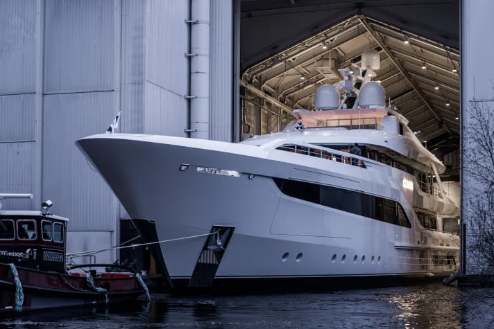 „Somnium“: Der Alubau beim Ausdocken in Aalsmeer. | r.