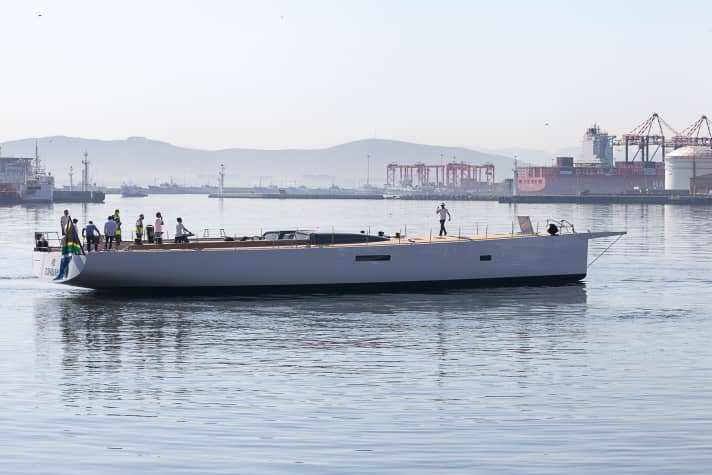 „Taniwha“: Die 35,39 Meter lange Karbon-Slup wird nach Tests in der Tafelbucht zum Überführungstörn aufbrechen. | n.