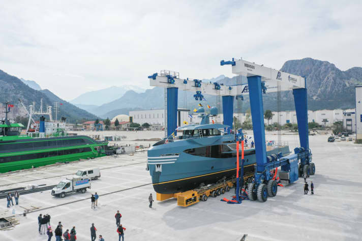 Alles bereit: „Phi Phantom“ gelangte in Antalya per Travellift ins Mittelmeer. | r.