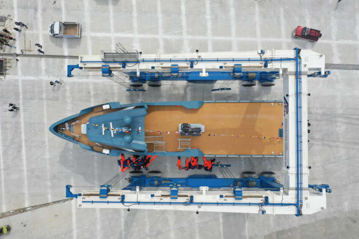 Plenty of space: a P40 from Spirit Yachts and an Axopar 37 Suntop as well as various toys will be parked on the 157 square metre cargo deck. A Smart car is parked under the bridge. | e.
