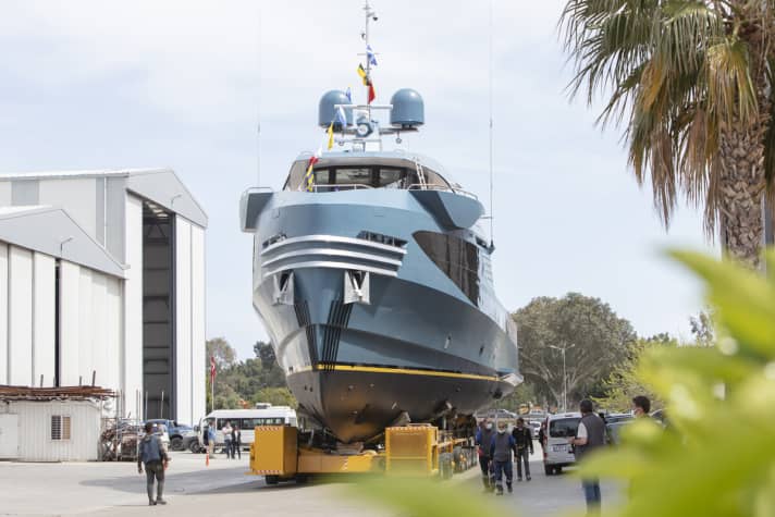 "Phi Phantom": The 36 metres on the way to the quays of Antalya's free trade zone. The spray rails of the bow come from the mother ship "Phi". | ".