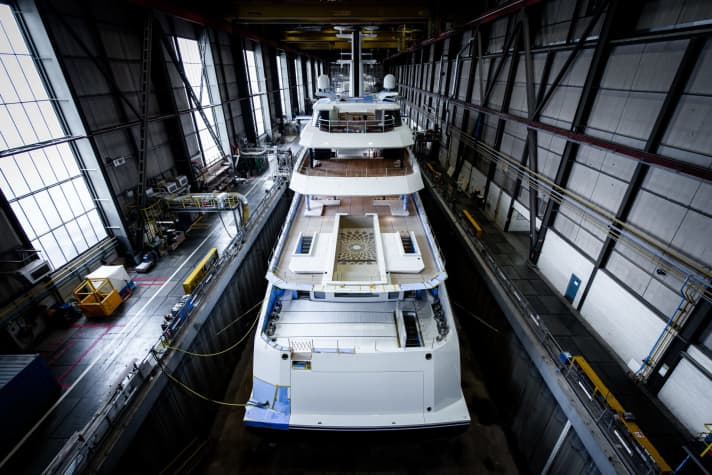 Mega upper deck: The pool is not located on the aft main deck as usual, but one deck higher. | r.