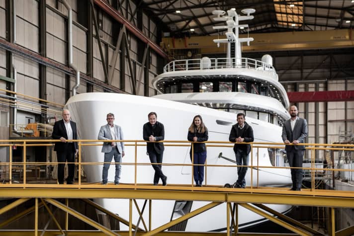 Teamarbeit: François Zuretti, Andrew Tree, Espen Øino, Rose Damen, Projektmanager Jeremy Staddon und Daan Langezaal von Damen Yachting. | g.