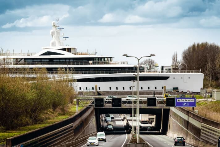 The journey is the reward: the 94-metre-long "Viva" on the Ringvaartaquaduct, which runs over a four-lane motorway outside Oude Wetering. | t.