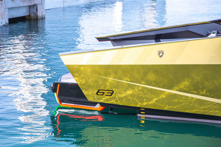 Successful design transfer: Tecnomar's design team created the aggressive lines together with Lamborghini, and XXL diffusers in flag colours were a must.