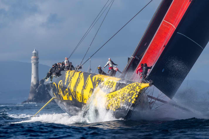On course: "Skorpios" after rounding Fastnet Rock at the southern tip of Ireland. Only the foiling trimarans were faster. | r.