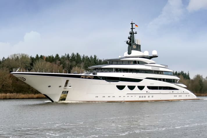 „Ahpo“: Nuvolari-Lenard verordneten den 115 Metern die gleichen halbkreisförmigen Fenster wie „Quattroelle“. Die Brücke scheint sich auf dem obersten Deck zu befinden. | en.