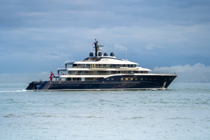 „Here Comes the Sun“: Damen verlängerte das Heywood-Design um sechs auf 89 Meter und installierte unter anderem eine zusätzliche Balkon-Nock und VIP-Suite auf dem Brückendeck. | k.