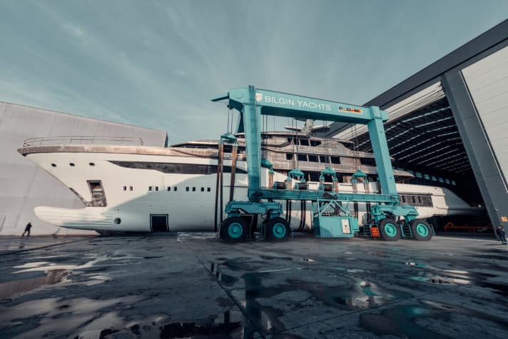 Landtransport: Ein Travellift schiebt die 74 Meter in eine der 2017 errichteten Hallen nahe Istanbul. | l.