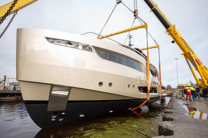 Feierlicher Moment: Zwei Mobilkräne hievten den 32,65 Meter langen Stahl-Alu-Verdränger ins Wasser. | r.