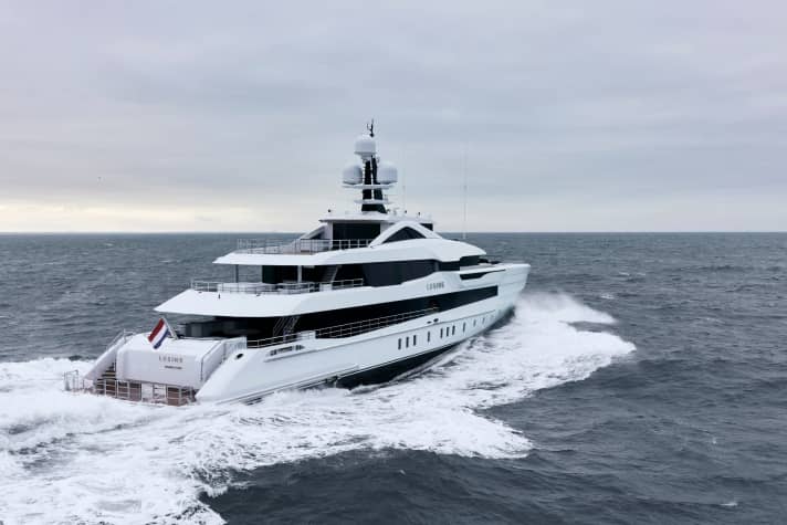 Rear view: The helipad on the sun deck is adjoined by an air-conditioned reception area. | n.