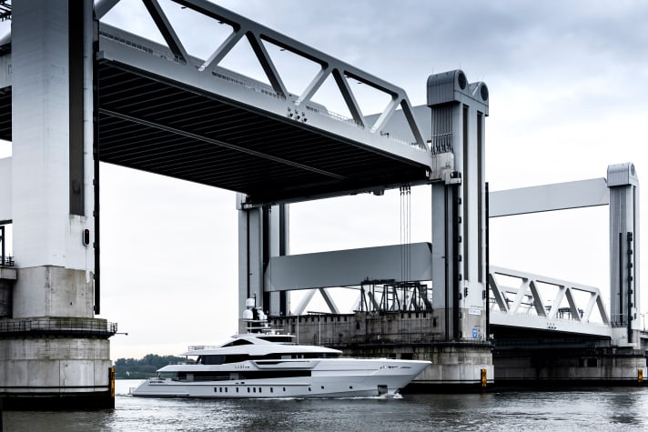Passt doch: Die 60 Meter mussten auf dem Weg nach Rotterdam diverse Brücken unterfahren. | n.