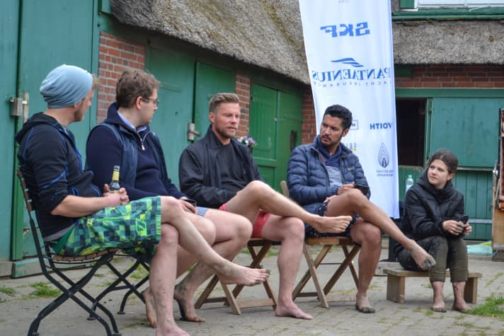 Outdoor panel discussion: Stephan Lacheta (Nobiskrug), Carl Brockhausen (moderator), Florian Arlt (Imperial), Jim Robert Sluijter (Lürssen) and Isabella Knappe (Tillberg Design) spoke on Hallig Süderoog (from left to right). | ).