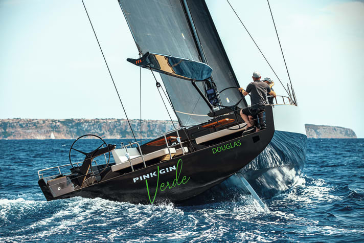 Une coque qui glisse : "Pink Gin Verde" montre son arrière plat et large. La bôme Park Avenue accueille la grand-voile Doyle-Stratis