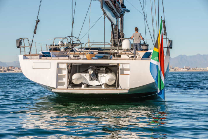 Beautiful mirror: the tender measures 4.20 metres. The radar dome sits in the titanium stern railing instead of on the spreaders