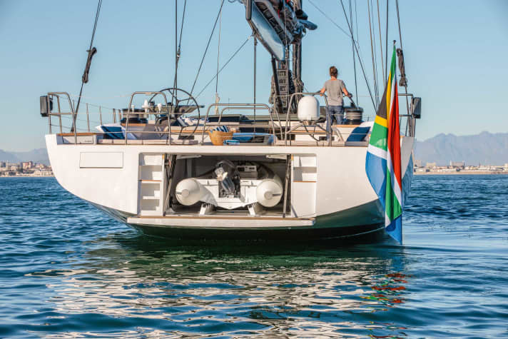 Schöner Spiegel: Der Tender misst 4,20 Meter. Statt auf der Saling sitzt der Radardom in der Heckreling aus Titan