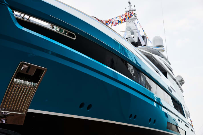 Auf dem vorderen Hauptdeck liegen eine Master-und eine VIP-Suite. Das Innenstyling oblag H2 Yacht Design.