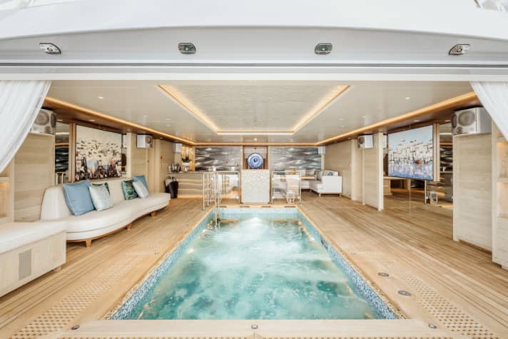 Badeclub: Im sechs mal drei Meter großen Becken schwimmt man gegen den Wasserstrahl an. In der Decke darüber verstecken sich drei Subwoofer.