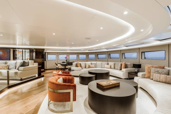 Gentlemen’s Lounge: Auf dem obersten Deck klingen Abende aus. Den Innenausbau nahm Akyacht in Eigenregie vor und kaufte Designmobiliar dazu.