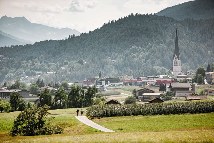 Imst liegt beschaulich im Oberinntal. Was man dem Ort nicht gleich ansieht: An seinem Bahnhof halten auch Schnellzüge und in seiner Outdoor Area sind 35 Fun-Sportarten möglich.