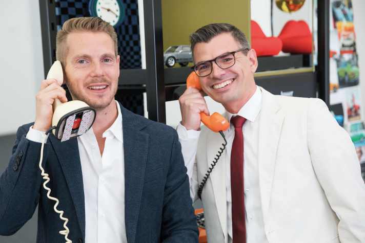 Immer auf Draht: Boris Apenbrink (r.) und Ivo van Hulten (l.) hören genau hin bei Kundenwünschen. Seit 1948 sind bei Porsche nämlich Traumwagen genau solche, die es (noch) nicht gibt.