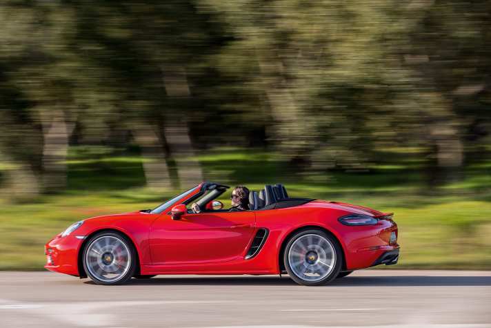 Der 718 (982) debütiert als Vierzylinder-Turbo. Später folgen Sechszylinder wie im neuen Boxster 25 Jahre