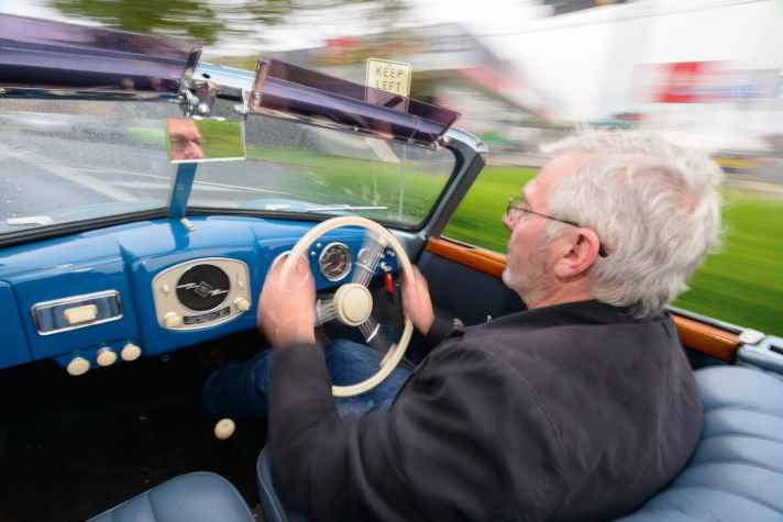 Immer in Bewegung sind Gregs 356er. Sie nicht zu fahren entspricht nicht dem Diktum von Ferdinand Porsche, der sagte, dass seine Autos zum Fahren bestimmt sind. Das sieht Greg ebenso, auch wenn seine Exemplare ganz besondere sind.