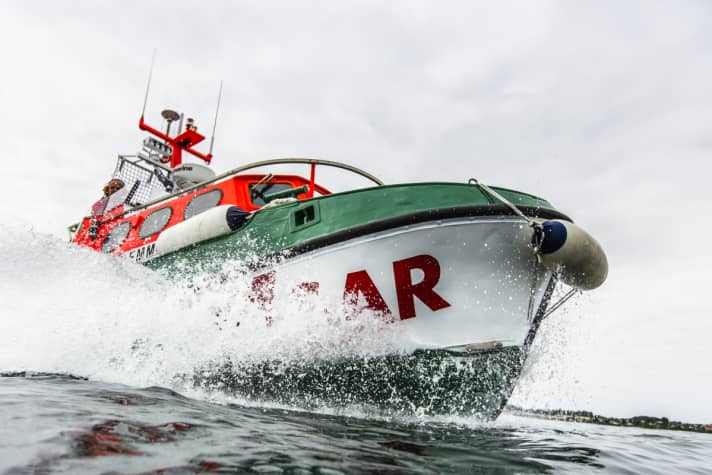 The sea rescuers are financed entirely by donations. So you don't just collect karma points with small contributions in the donation box