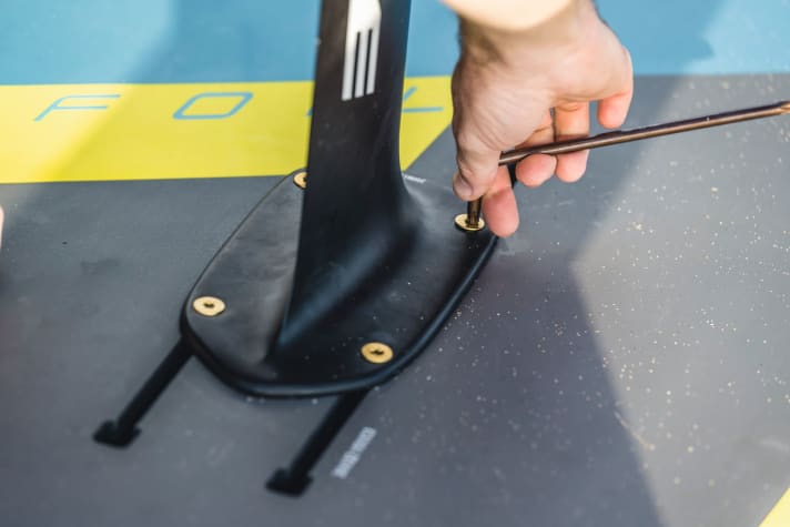 Foils are screwed into a double rail by all manufacturers.