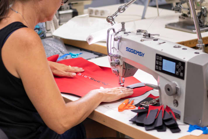 Gefertigt werden die SUP Suits in Handarbeit in Kroatien.