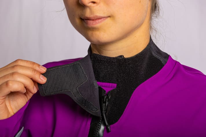 Features such as a comfortable but well-sealing neck closure are decisive for wearing comfort and waterproofness.