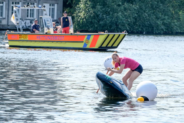 Hannah Krah walks around the buoy in Berlin | Henning Schoon