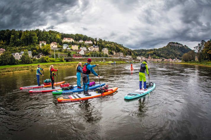 As the Elbe never reaches comfortable bathing temperatures all year round, warm protective clothing is always advisable. In any case, we were more than happy with our dry suits in the cool autumn.