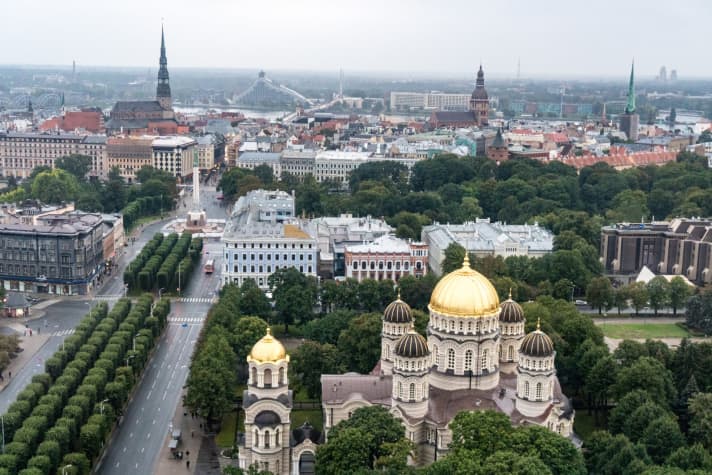 Leckere Cocktails und ein toller Blick auf die Altstadt: Vor allem zur Dämmerung lohnt ein Besuch der Skyline Bar.