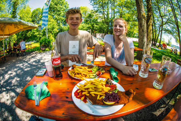 Zwischendrin ein Fitnessteller im Biergarten Kurvenwirt beim Simsseekiosk