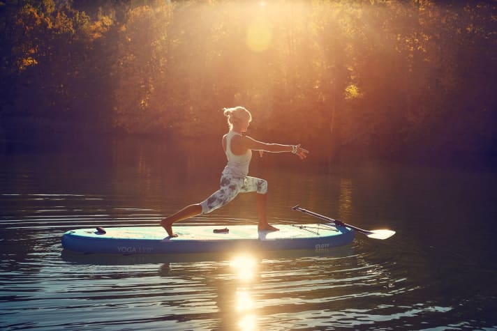 Schönes Wetter, traumhafte Plätze – das Umfeld gibt dir beim SUP-Yoga ebenso viel wie die Übungen.