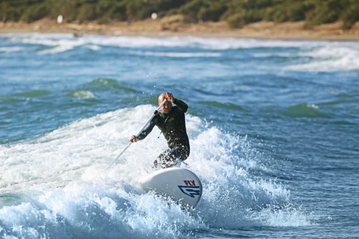 In a direct ride comparison (with RRD Air Rescue) in the waves, the fixed Fanatic Fly 10'6" has the edge.