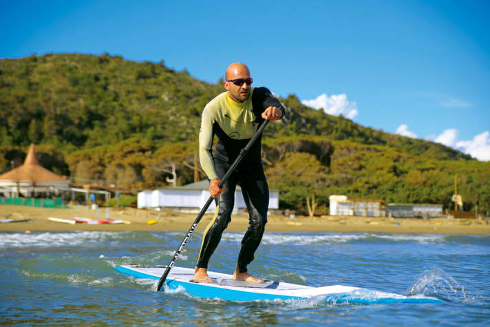 Tester Laurent is sporty with the Oakley Racing Jacket glasses (here in the afternoon sun in front of Monte Argentario).