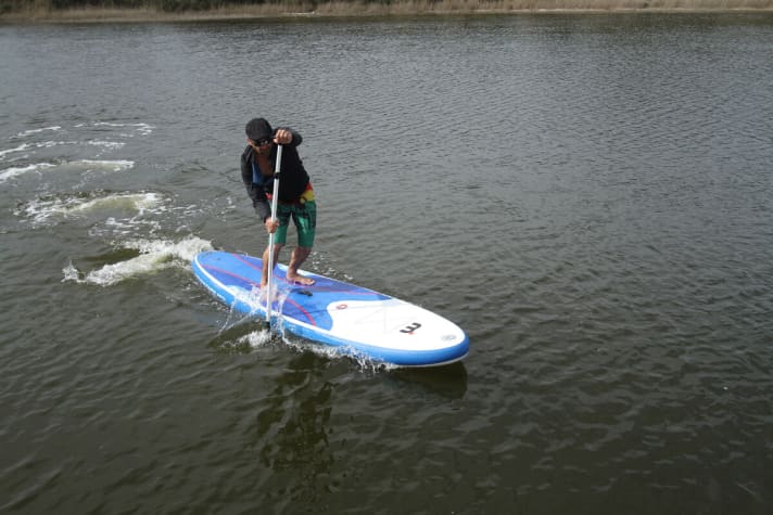 Easy Cruising: Viele Allroundboards sind mit Gepäcknetzen ausgestattet und eignen sich gut für entspannte Touren. Bei der Leistung hat das Mistral Adventure jedoch die Nase vorn.