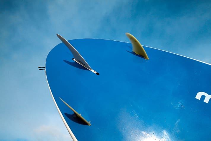 Mistral Malibu Crossover 9'8" 2014: Eine runde Sache: Das Heck ist klassisch als Round-Pin mit Thruster-Finnen geshapt.