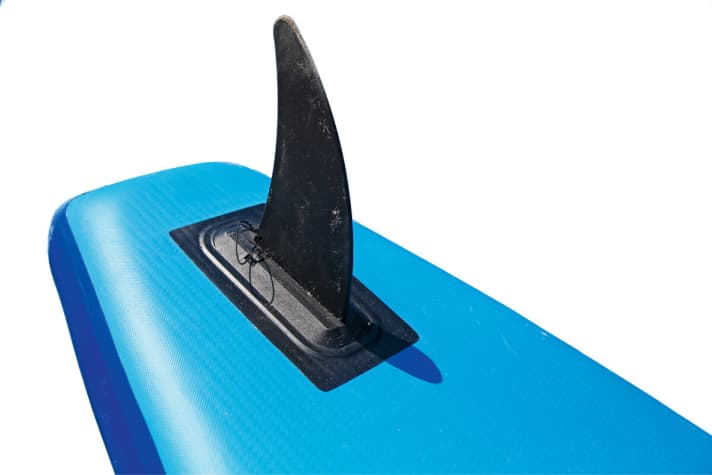 The familiar and easy-to-fit iSUP single fin does not restrict the JP CruisAir.