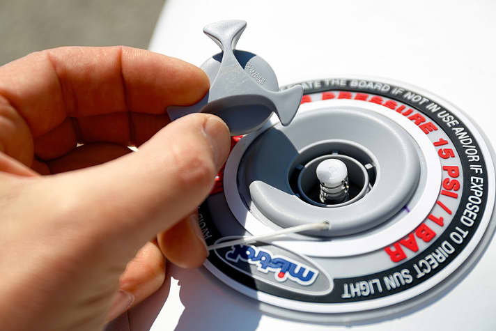 15 psi sind die gängige Empfehlung. Vor dem Pumpen Ventil schließen (Pin oben), sonst gibt’s beim Schlauch abziehen Tinitus.