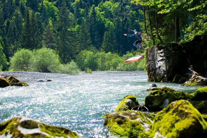 Stand-up paddling in white water is fascinating, but can also be very dangerous.