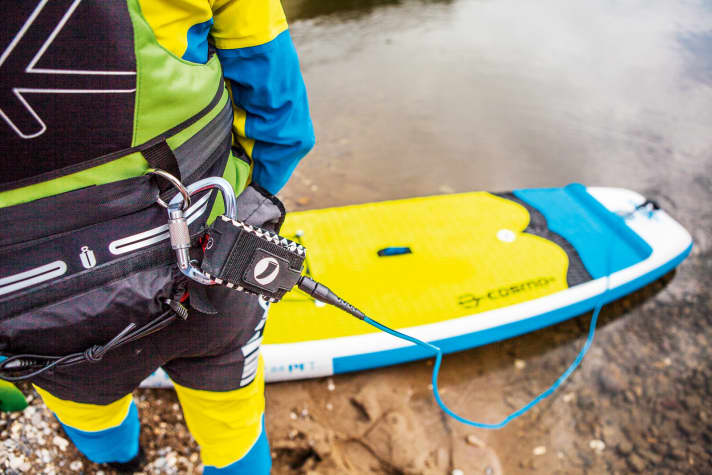 Nur so lässt sich die Verbindung Paddler – Board im Notfall jederzeit mit einem Zug lösen.