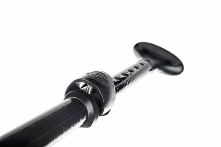 Pin-Lock: A system similar to windsurfing booms. Advantage: The handle is always precisely aligned. Absolutely secure against slipping in. Disadvantage: A little more fiddly with clammy fingers. Minimal "play" cannot be prevented as there is no clamping effect.