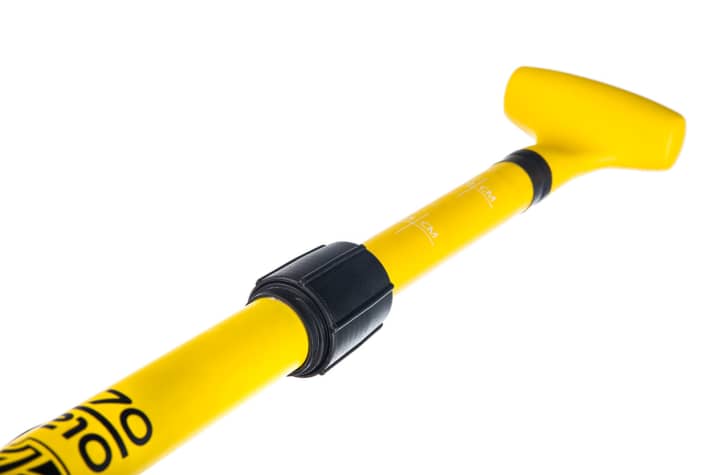 Twist: Twist clamping as with garden tools or photo tripods. Advantage: No sharp edges, infinitely adjustable, no play due to good clamping effect, waterproof. Disadvantage: Somewhat more fiddly to align the handle exactly straight.