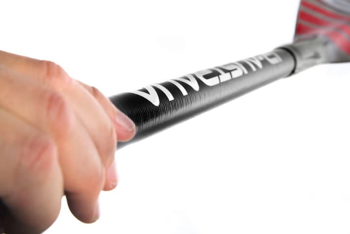 Spars: Shiny, matt or really roughened - in this order, the spars tend to have a better grip when wet. The JP paddle (photo) already has a textured surface when the tube is laminated and therefore appears somewhat rougher, but very non-slip.