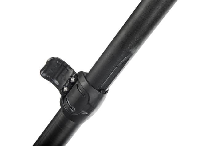 Clamp closures: The most frequently used closure works at least similarly on many paddles: by flipping a lever, the sleeve and the slotted down tube are squeezed together and the upper tube is then clamped into it.   Guiding task: Naish and Starboard (photo left) equip all vario paddles with guide grooves. This allows the length to be adjusted very quickly without accidentally twisting the handle. This is normally unavoidable. But be careful not to force the paddle beyond the end of the groove when pushing it together for transport, as this could damage the guide lug.