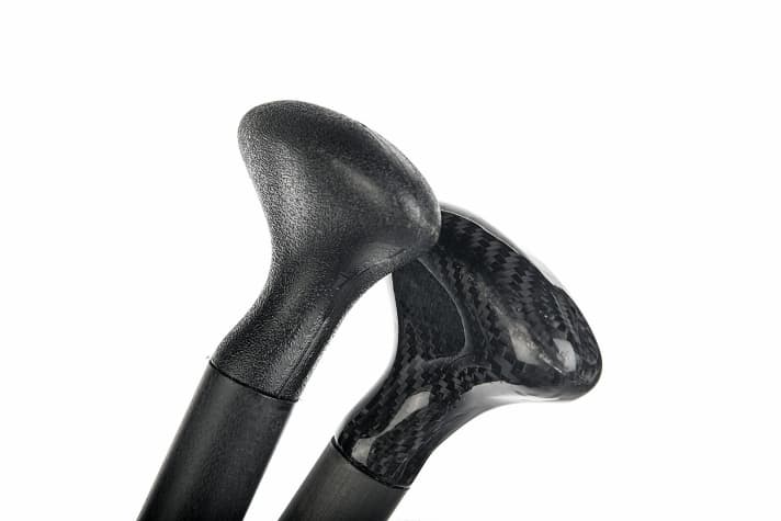 Smooth or with knobs: Smooth, polished carbon looks classy, flatters the hand, but can also be a little more slippery with sweaty hands. Some paddles are equipped with textured plastic handles. The visual effect is not really classy. Such handles are robust, the rough surface has a slightly anti-slip effect, but hardly any testers found them more pleasant to grip than the smooth handles.
